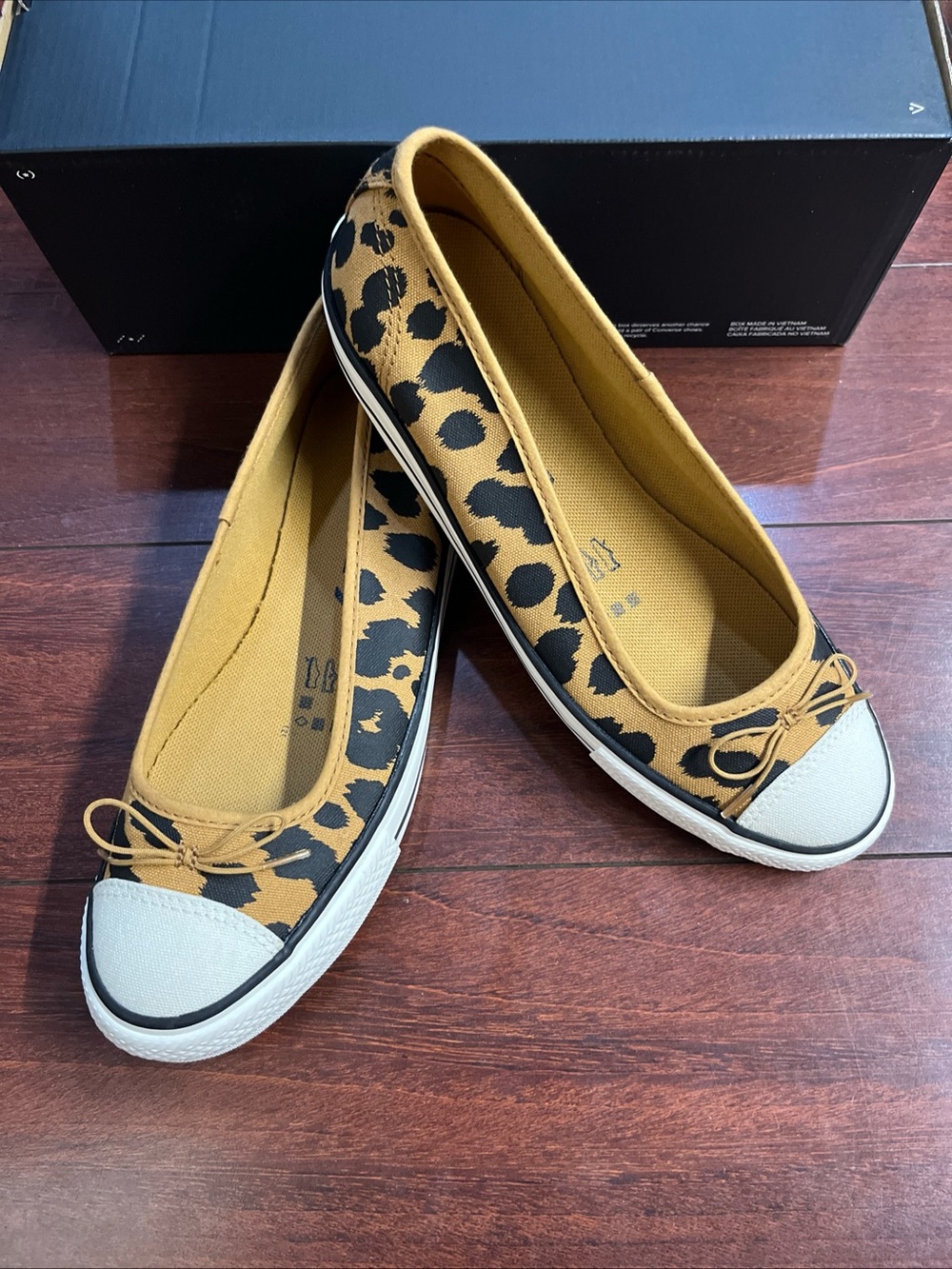 Womens 7.5 Converse Dainty Ballerina Slip On Cow Print Honey A17865F HALF BOX
